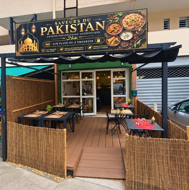 La terrasse du restaurant Saveurs du Pakistan à Saint-Leu, avec son enseigne verte et dorée