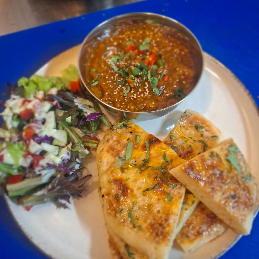 Daal de lentilles servi avec paratha et salade