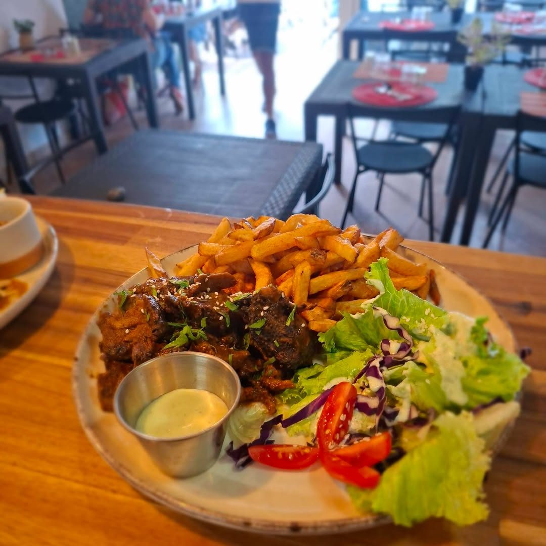 Bœuf tikka avec frites, salade et raïta