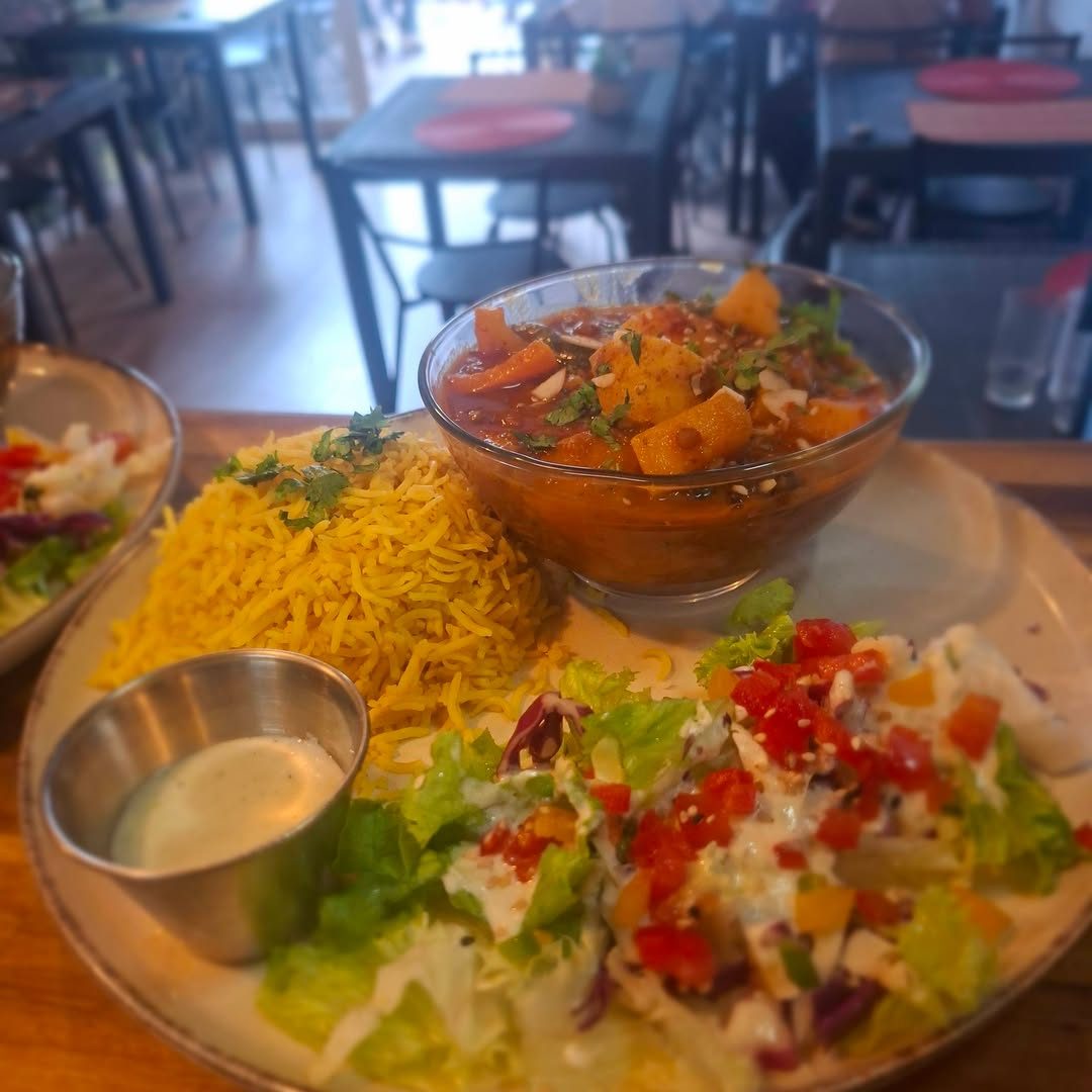 Curry de courge, riz safrané et salade