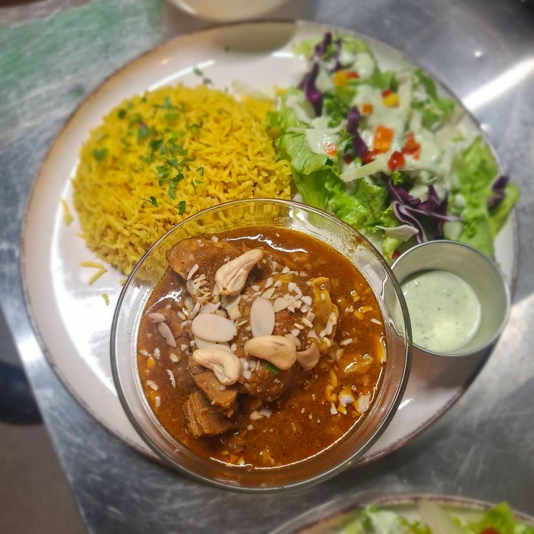 Korma de poulet aux noix de cajou, riz safrané et salade